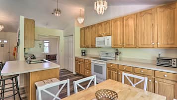 House (3 Bedrooms) | Interior