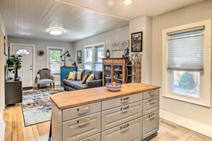Interior - Colorado Springs Bungalow - Walk to Downtown! (Colorado Springs)