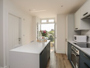 Kühlschrank, Geschirrspüler, Kochgeschirr/Geschirr/Besteck