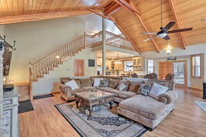 Interior - Sand Volleyball & Deck: Munds Park Getaway! (Munds Park)