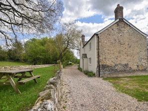Outdoor dining - Riverbank (Axminster)