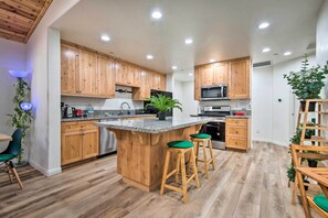 Villa (3 Bedrooms) | Interior - Pine Mountain Club Villa w/ Sauna, Deck + Views! (Pine Mountain Club)