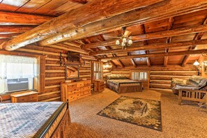 4 bedrooms, free cots/infant beds, bed sheets - Paynes Creek Home w/ Hot Tub and Views! (Paynes Creek)