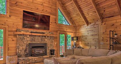 7 Mi to Ski Slopes: Mars Hill Cabin w/ Hot Tub!