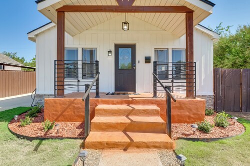 5 Mi to Dtwn: Family-friendly Fort Worth Home
