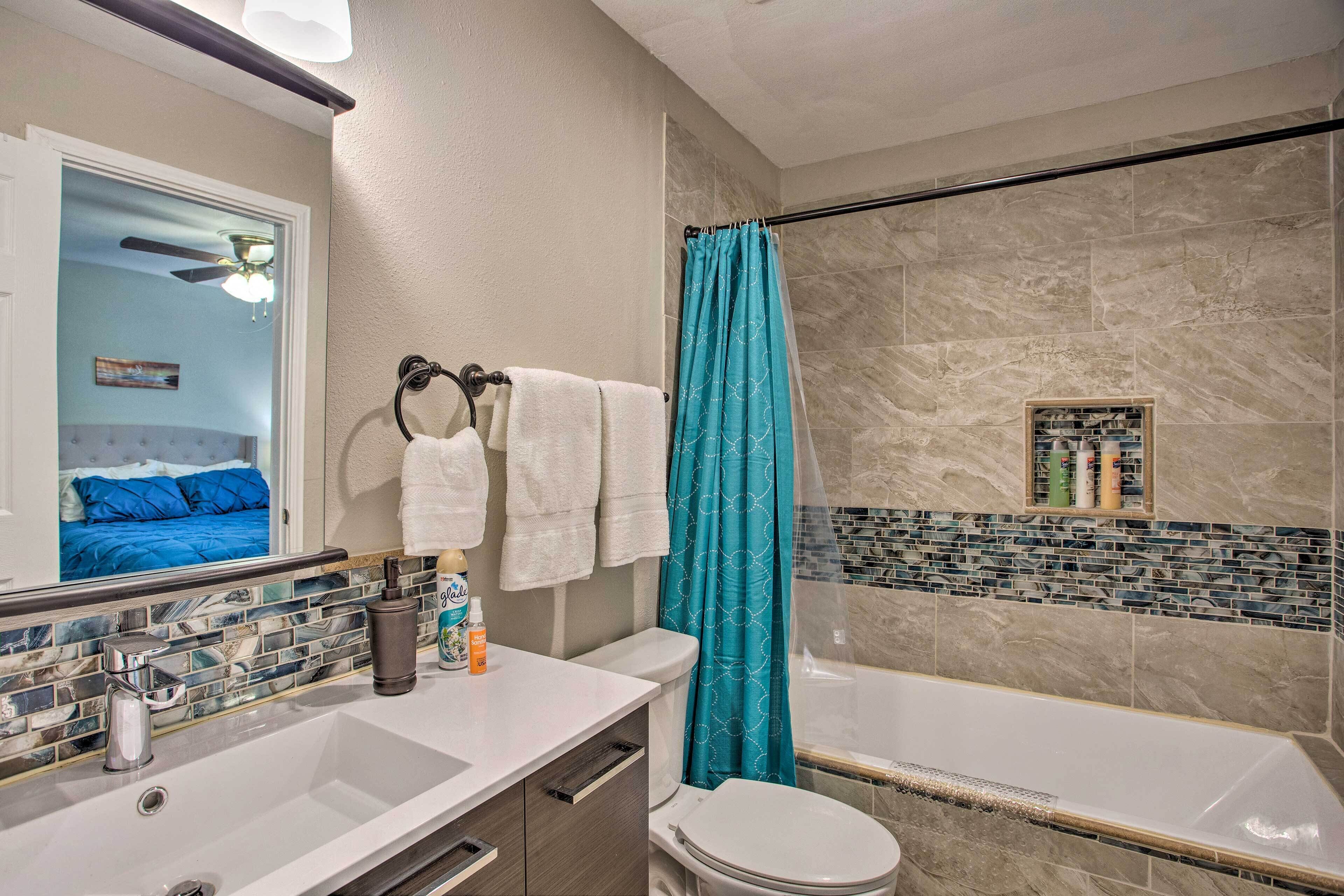 Ein Badezimmer mit Dusche, Toilette und Waschbecken.
