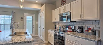 5 Mi to Downtown: Fort Worth Home w/ Yard
