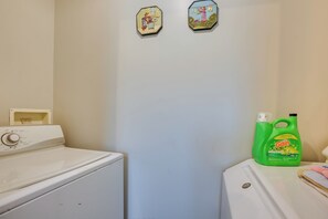 House (5 Bedrooms) | Interior - Spacious Wellston Home Near Hiking & Skiing! (Wellston)