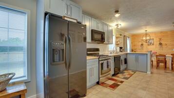 House (5 Bedrooms) | Private kitchen | Microwave, dishwasher