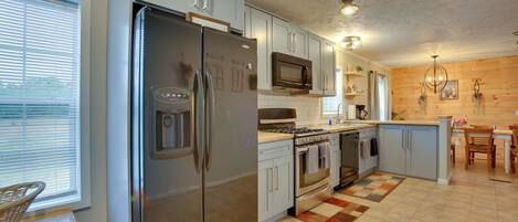 House (5 Bedrooms) | Private kitchen | Microwave, dishwasher