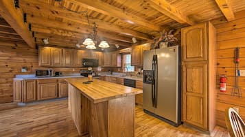 House (3 Bedrooms) | Private kitchen | Microwave, oven, stovetop, dishwasher