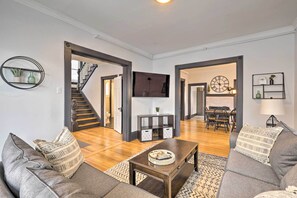 Fernseher, Kamin, Bücher