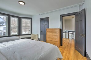 5 bedrooms, free cribs/infant beds, bed sheets