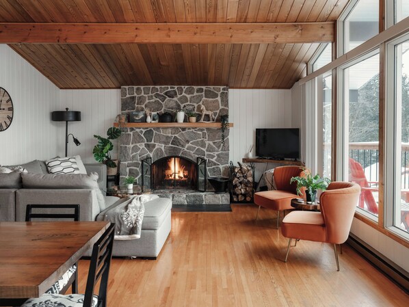 Smart TV, fireplace - L'eden des Seize-Iles CITQ303186 Family cottage on the aerobic corridor (Lac-des-Seize-Îles)