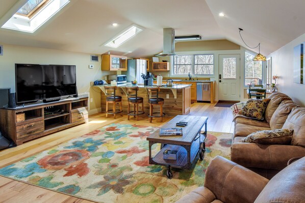 Apartment (1 Bedroom) | Front of property - Romantic, Cozy Loft w/ Yard, 5 Miles to Clemson (Central)