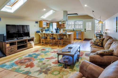 Romantic, Cozy Loft w/ Yard, 5 Miles to Clemson