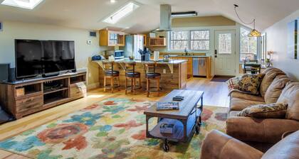 Romantic, Cozy Loft w/ Yard, 5 Miles to Clemson