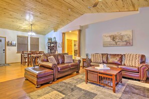 Interior - 3 Mi to Golf Course: Show Low Escape w/ Fire Pit (Show Low)