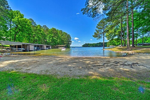 Henrico Hideaway w/ Lake Access + Boat Slip!