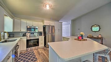 Apartment (2 Bedrooms) | Private kitchen | Microwave, oven, stovetop, dishwasher