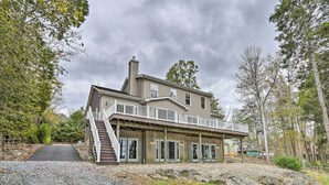 Une maison à deux étages dotée d’un porche et d’un escalier menant à l’étage supérieur.