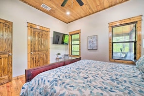 Interior - Furnished Deck, Hot Tub! Family Gem in Broken Bow (Broken Bow)