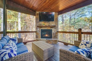 Interior - Furnished Deck, Hot Tub! Family Gem in Broken Bow (Broken Bow)