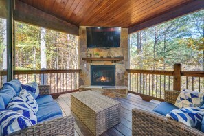 Interior - Broken Bow Family Cabin w/ Fireplace & Hot Tub! (Broken Bow)