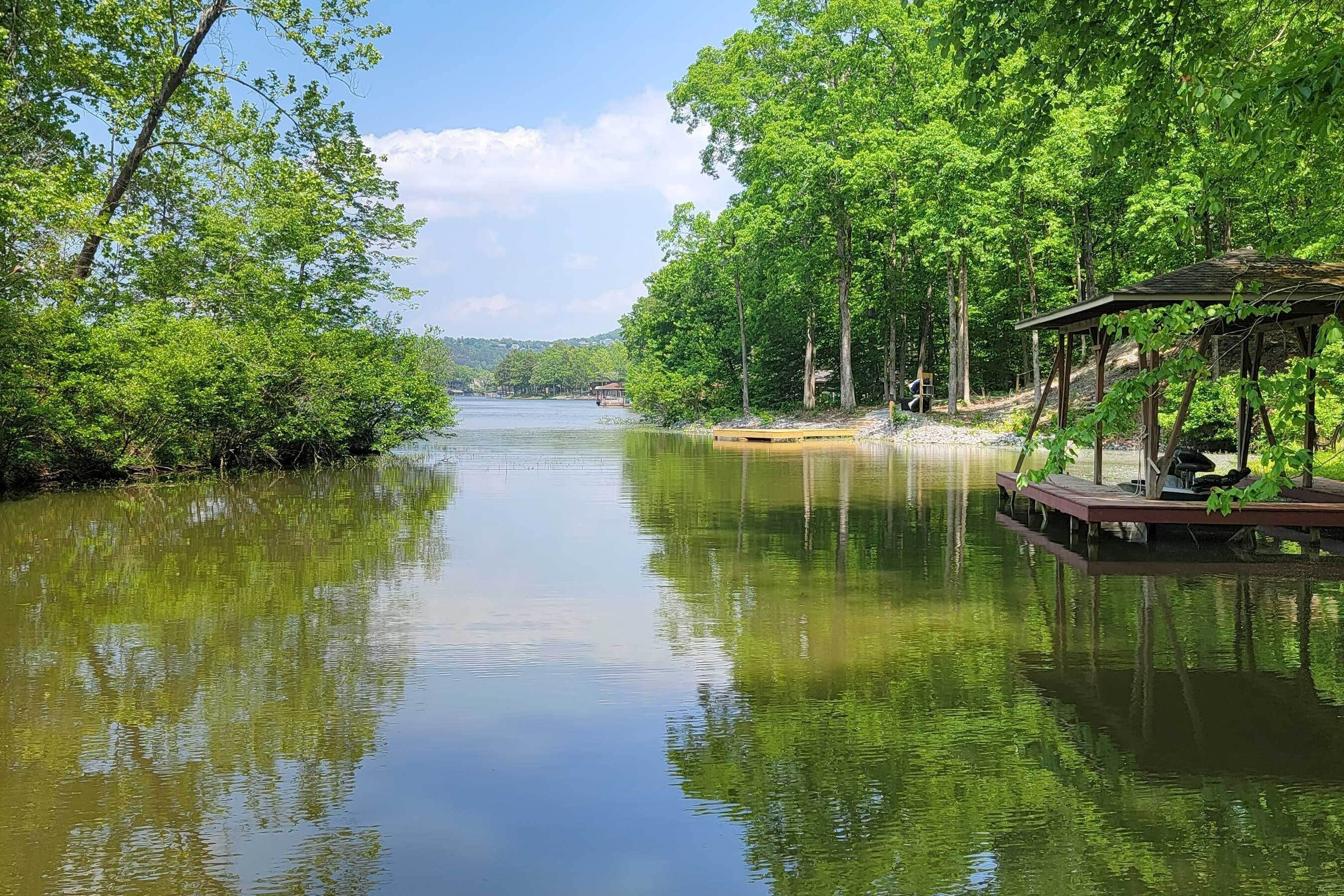Un cadre paisible au bord d’un lac, avec une jetée en bois et un kiosque.