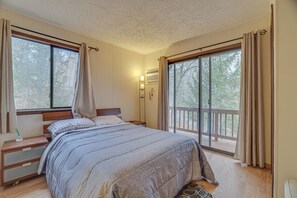 Interior - Near Bushkill Falls: Poconos Family Getaway! (East Stroudsburg)