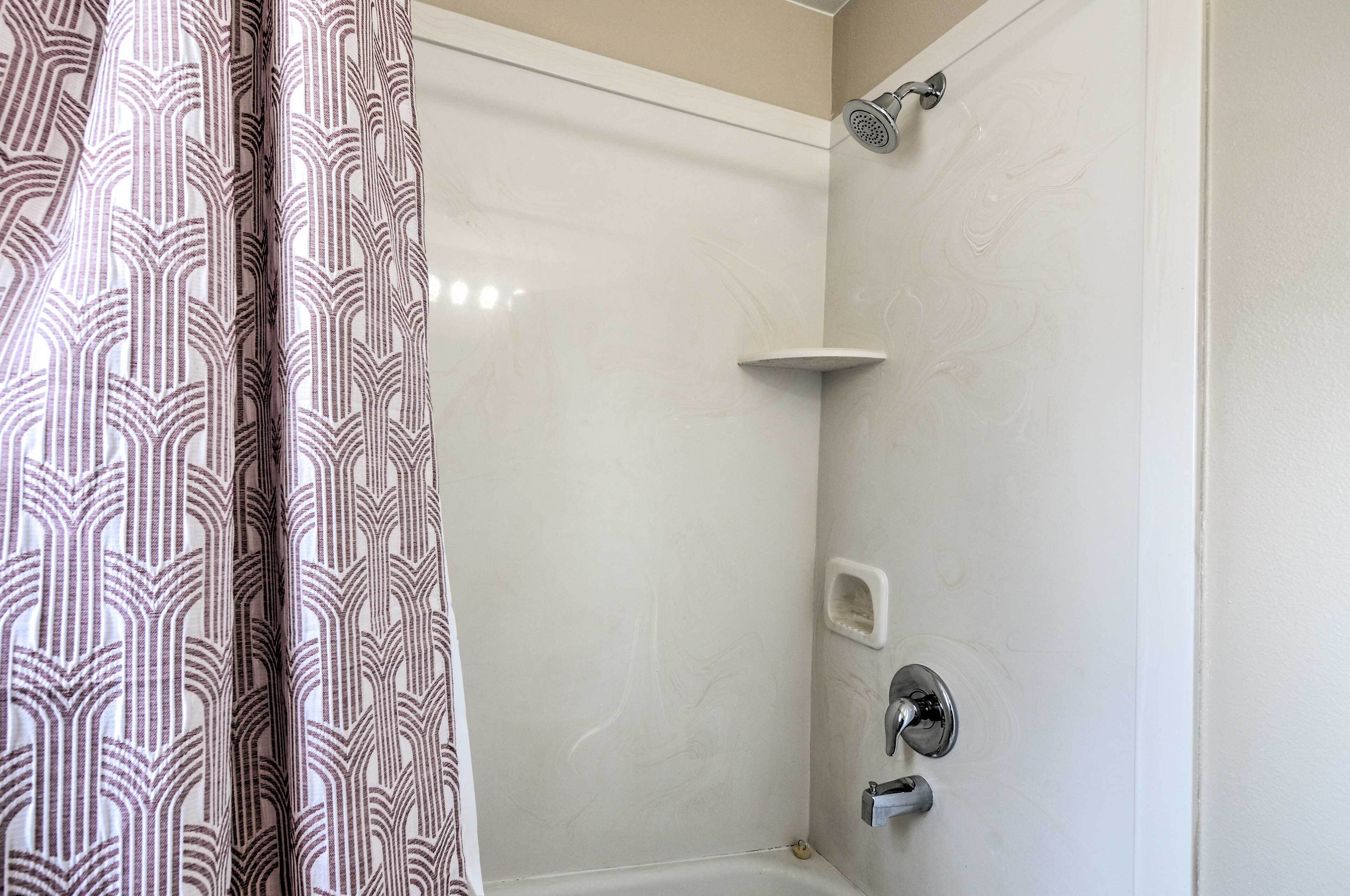 Ein Badezimmer mit Dusche, Toilette und Waschbecken.