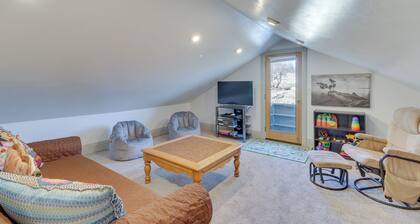 Eureka Getaway w/ Hot Tub & Mountain Views!