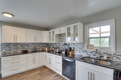 Eureka Getaway w/ Hot Tub & Mountain Views!