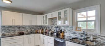 Eureka Getaway w/ Hot Tub & Mountain Views!