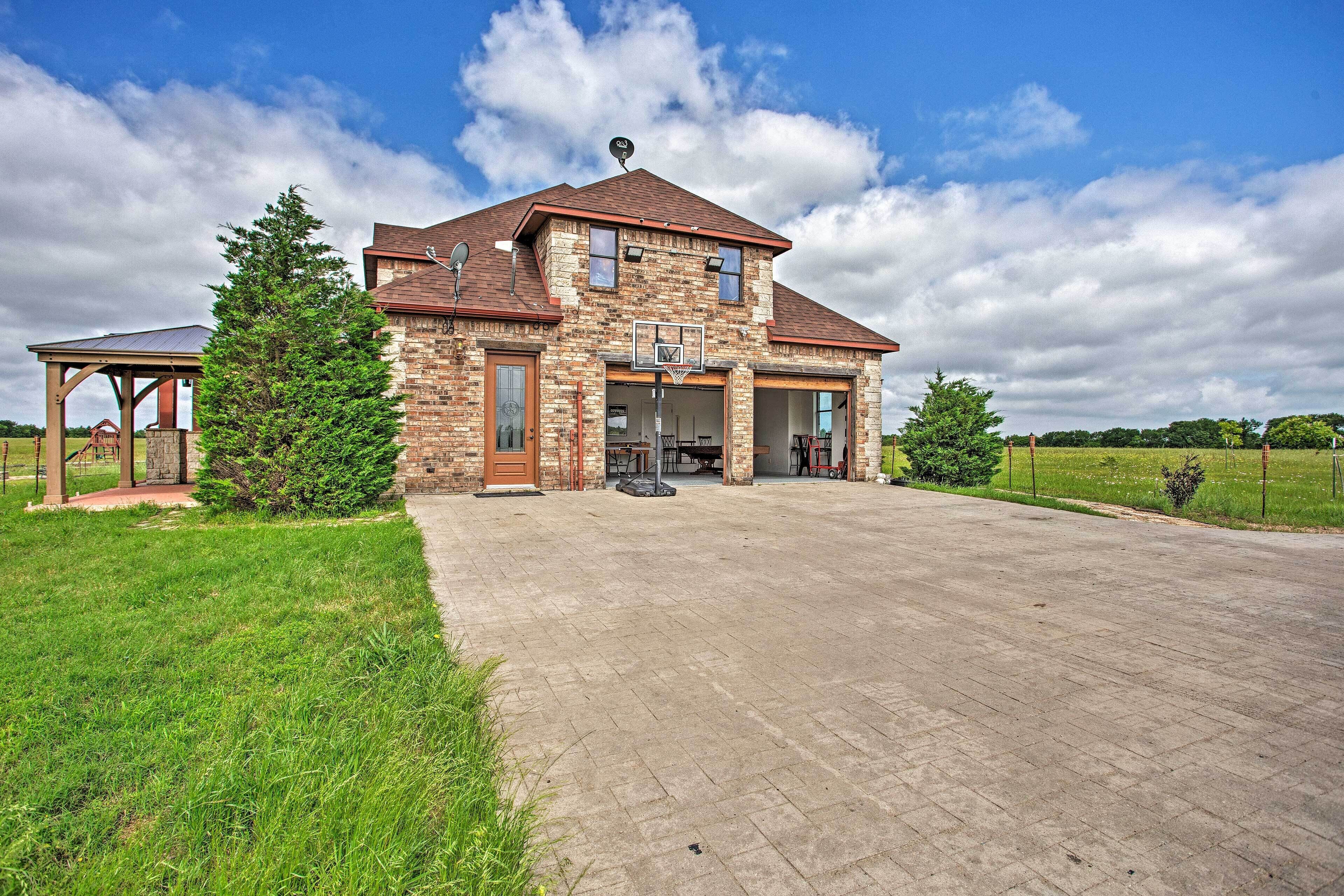 House (6 Bedrooms) | Interior