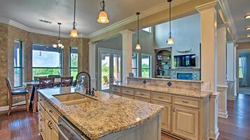 House (6 Bedrooms) | Interior