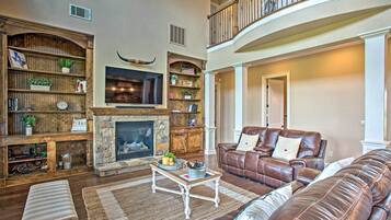 House (6 Bedrooms) | Interior