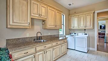 House (6 Bedrooms) | Interior