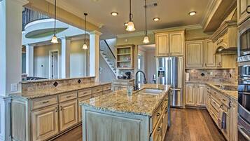 House (6 Bedrooms) | Interior