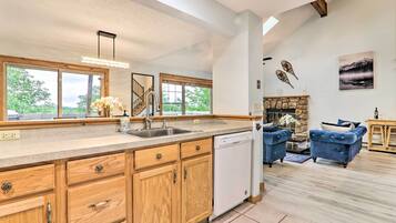 Apartment (4 Bedrooms) | Private kitchen | Microwave, oven, stovetop, dishwasher