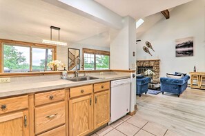 Apartment (4 Bedrooms) | Private kitchen | Microwave, oven, stovetop, dishwasher