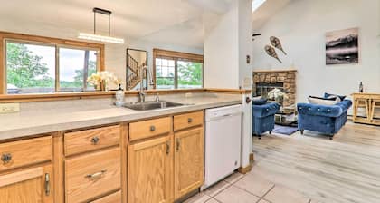Modern Camelback Mountain Home: 1/2 Mi to Skiing!