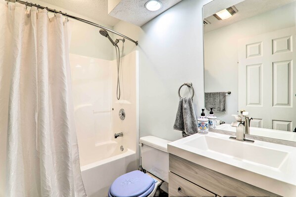Un baño con bañera, inodoro y lavamanos.