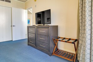 Apartment (1 Bedroom) | Interior - Pool & Tennis: Beachfront Florida Condo! (Sunny Isles Beach)