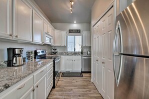 Leilighet (3 Bedrooms) | Eget kjøkken | Mikrobølgeovn, ovn, kokeplater og oppvaskmaskin