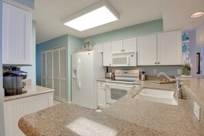 Apartment (2 Bedrooms) | Interior - Beachfront Condo w/ Pool Access in Ponce Inlet (Ponce Inlet)