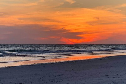 Bright Coastal Condo: Walk to Lido Key Beach!