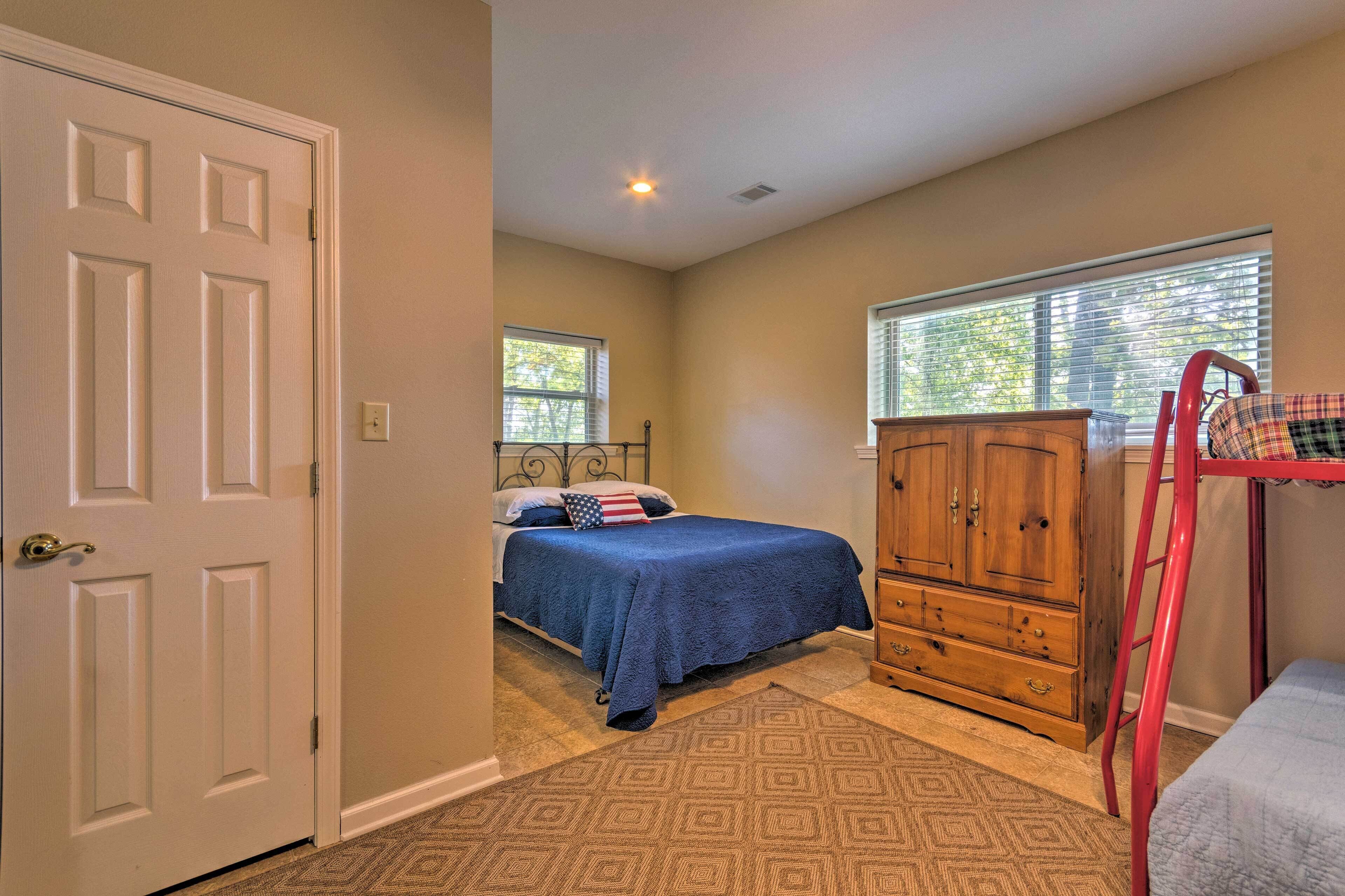 Une chambre à coucher avec un lit, une commode et un lit superposé.