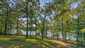A park with tall trees, a grassy area, and a body of water in the background. - Home on Lake Catherine w/ Dock 9 Mi to Hot Springs (Hot Springs)