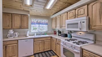 Hus (3 Bedrooms) | Eget kjøkken | Mikrobølgeovn, ovn, kokeplater og oppvaskmaskin